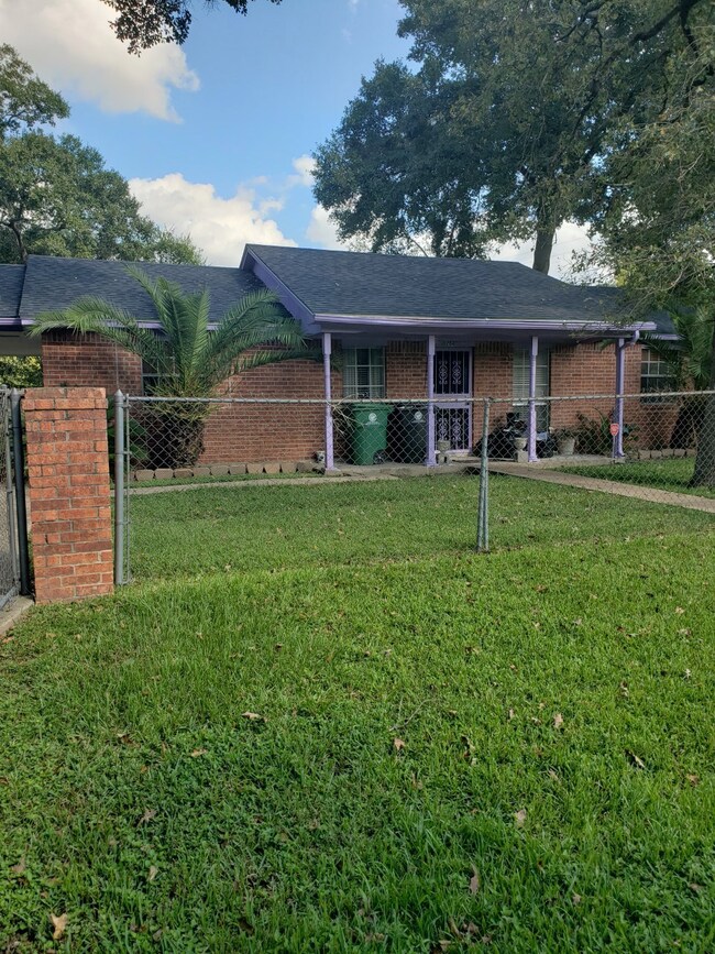 10204 Peachtree St, Houston, TX 77016 - photo 2