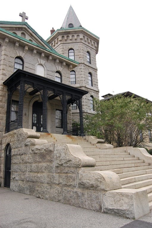 201 Thorndike St unit 2-01, Lowell, MA 01852 - photo 2