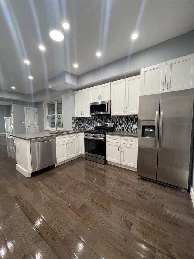 136 Wegman Pkwy, Jersey City, NJ 07305 - photo 3