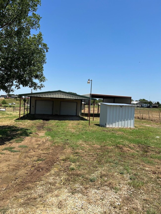 198 Rhoades Ln, Springtown, TX 76082 - photo 3
