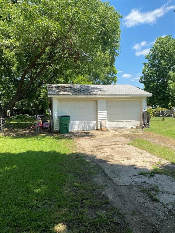 904 N Howeth St, Gainesville, TX 76240 - photo 3