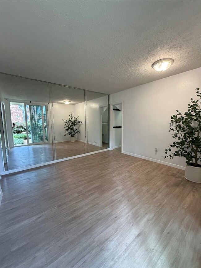 3400 Timmons Ln unit 15, Houston, TX 77027 - photo 3