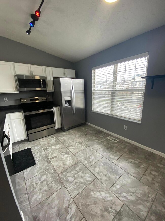 1691 Green Friar Dr, Columbus, OH 43228 - photo 7