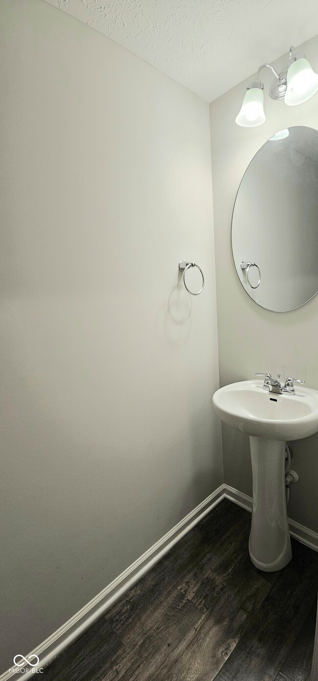 2661 Creek Bank Ct, Columbus, IN 47201 - photo 4