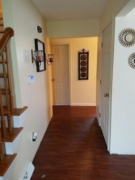5221 Honeytree Loop entry hallway