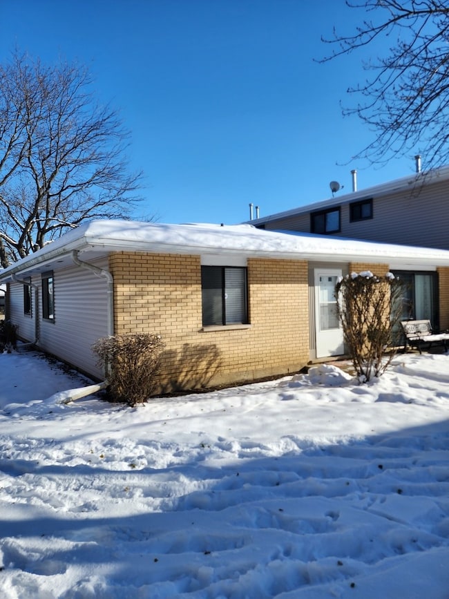 123 Brewster Ct unit B, Bloomingdale, IL 60108 - photo 2