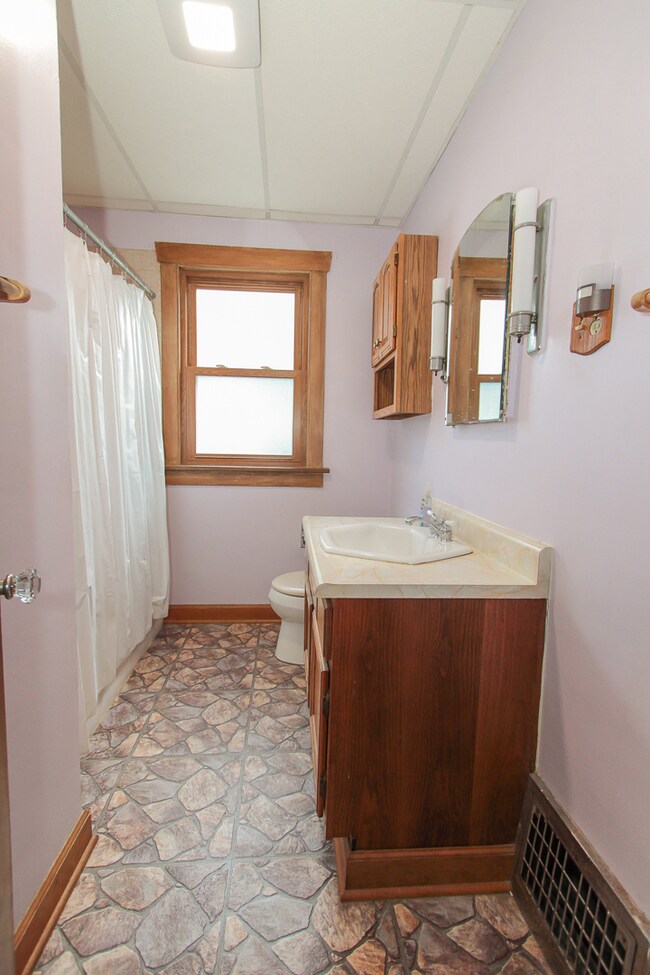 725 N Grove Ave, Elgin, IL 60120 - photo 7