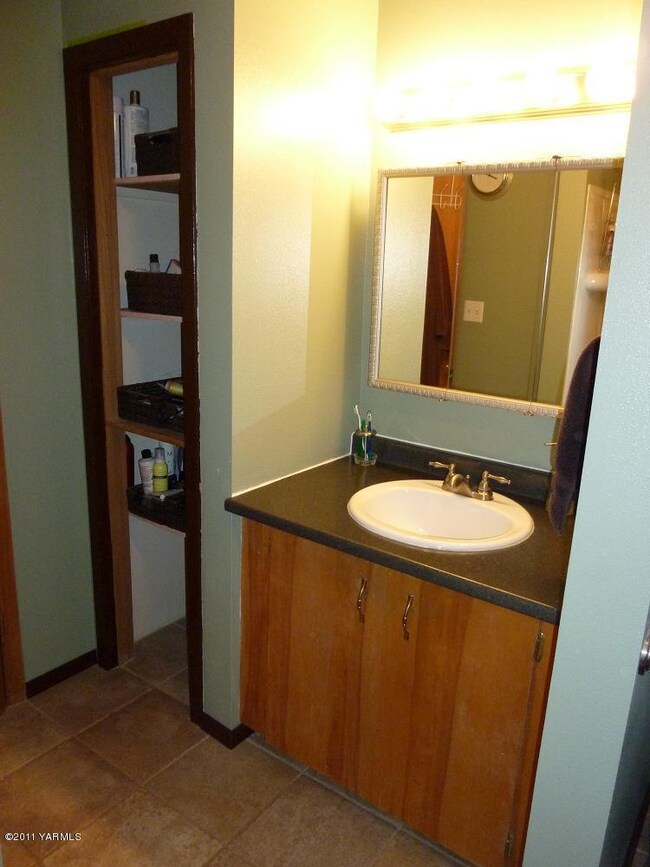 2073 Selah Loop Rd, Selah, WA 98942 - photo 6