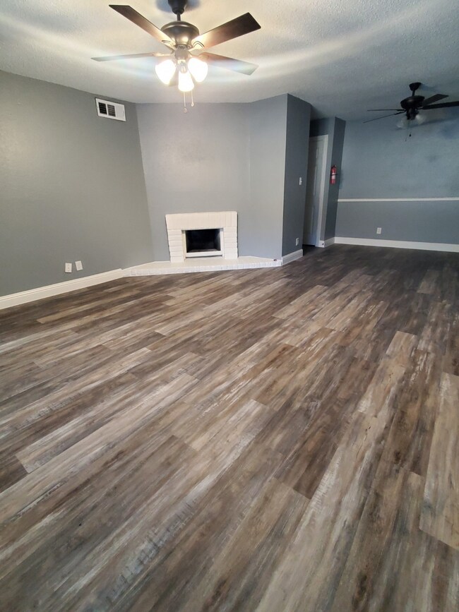 LIVINGROOM/DINING ROOM