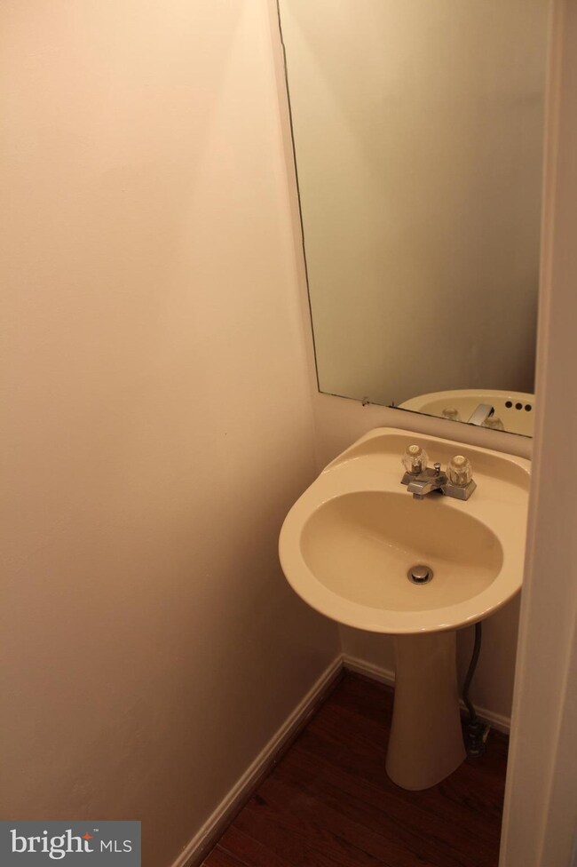 1508 Sherwood Ct, Hyattsville, MD 20785 - photo 5