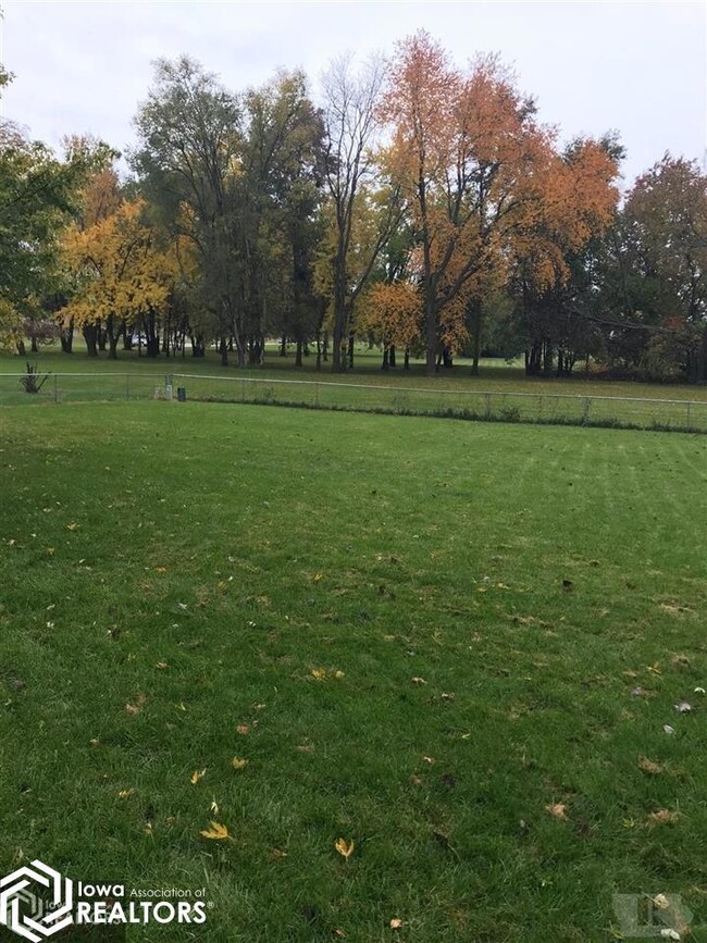 906 W Nishna Rd, Shenandoah, IA 51601 - photo 2