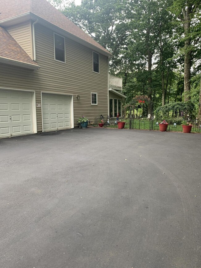 807 N Boulder Ct, Hawley, PA 18428 - photo 5