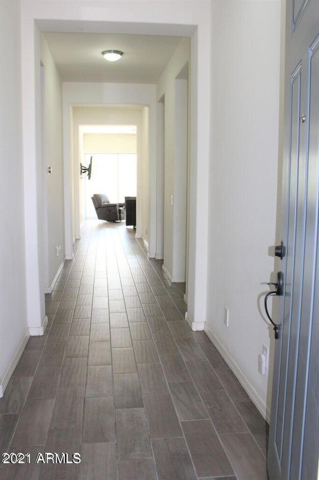 Grand Foyer & 10ft ceilings