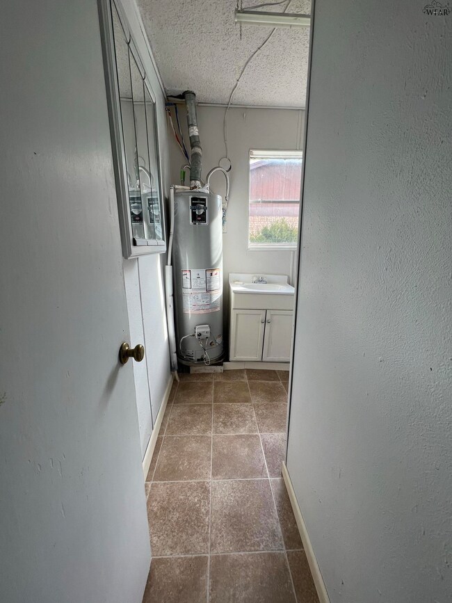 103 N Hawthorne Ave, Iowa Park, TX 76367 - photo 5