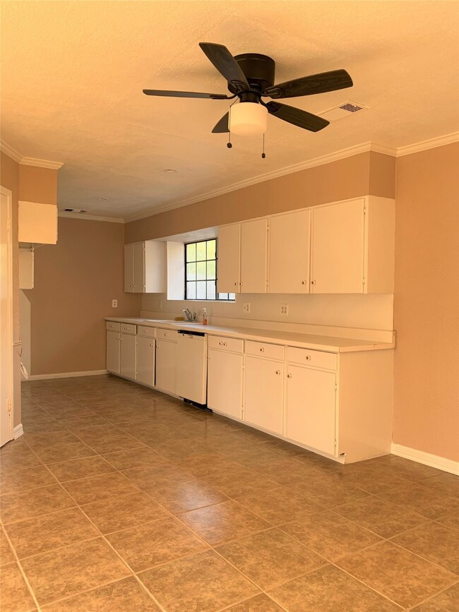 5726 Mackinaw St, Houston, TX 77053 - photo 5