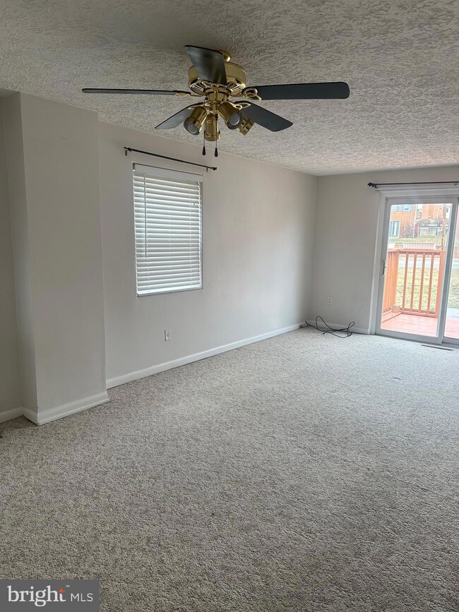 891 E Kings Ct, York, PA 17403 - photo 3