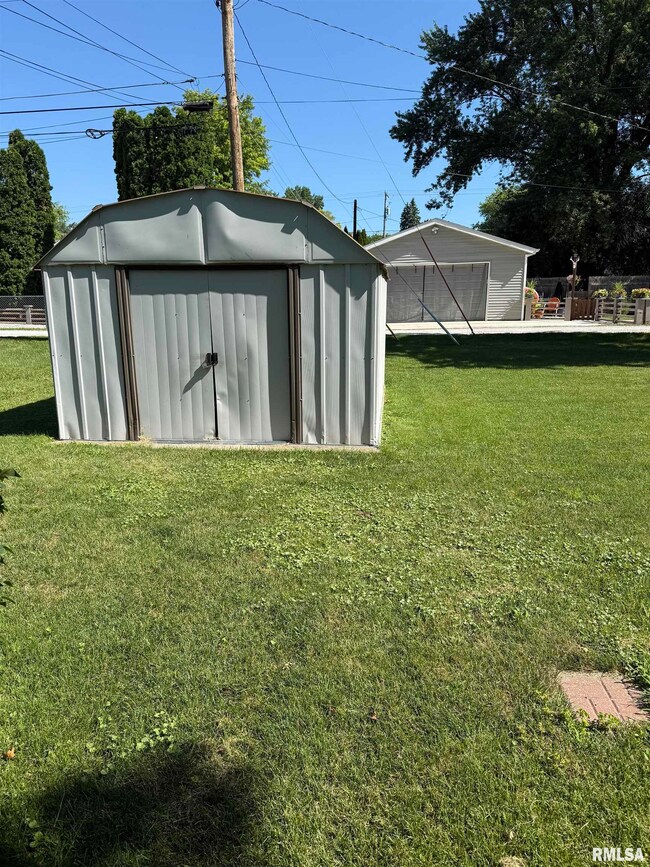 3416 N Sturdevant St, Davenport, IA 52806 - photo 6