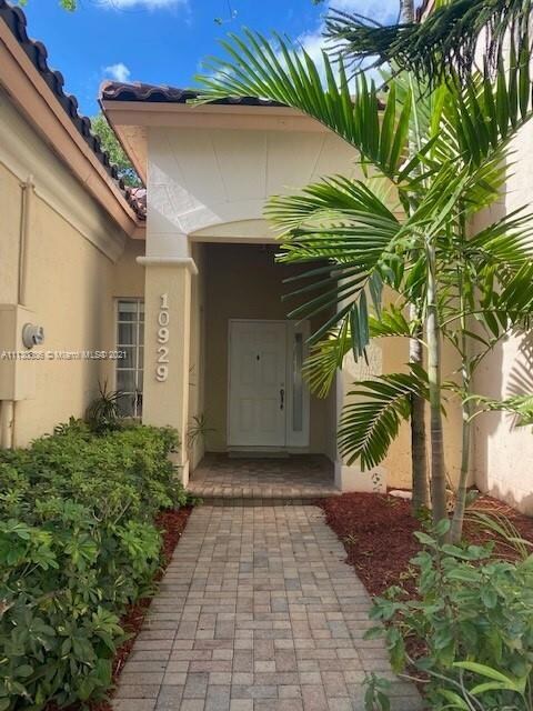 10929 NW 70th St, Doral, FL 33178 - photo 4