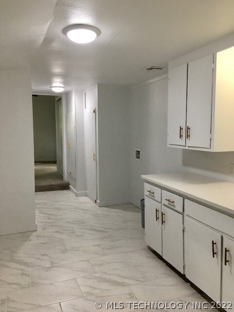 laundry room w/ quartz countertops