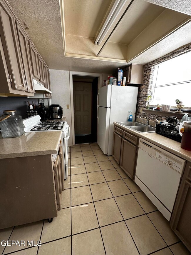 1605 Common Dr unit A,B,C,D, El Paso, TX 79936 - photo 5