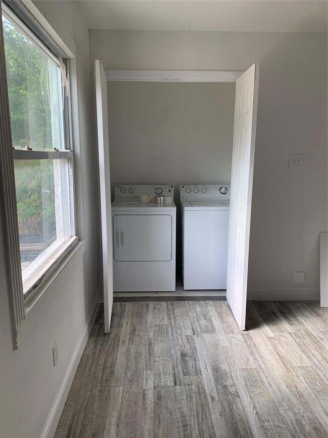 1038 SW 3rd St, Grand Prairie, TX 75051 - photo 4