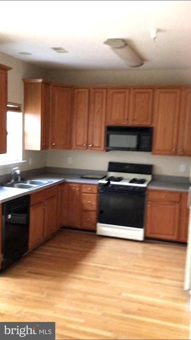 13077 Woodcutter Cir, Germantown, MD 20876 - photo 5