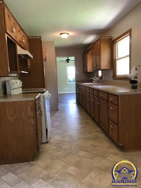 2421 SW Madeline Ln, Topeka, KS 66614 - photo 4