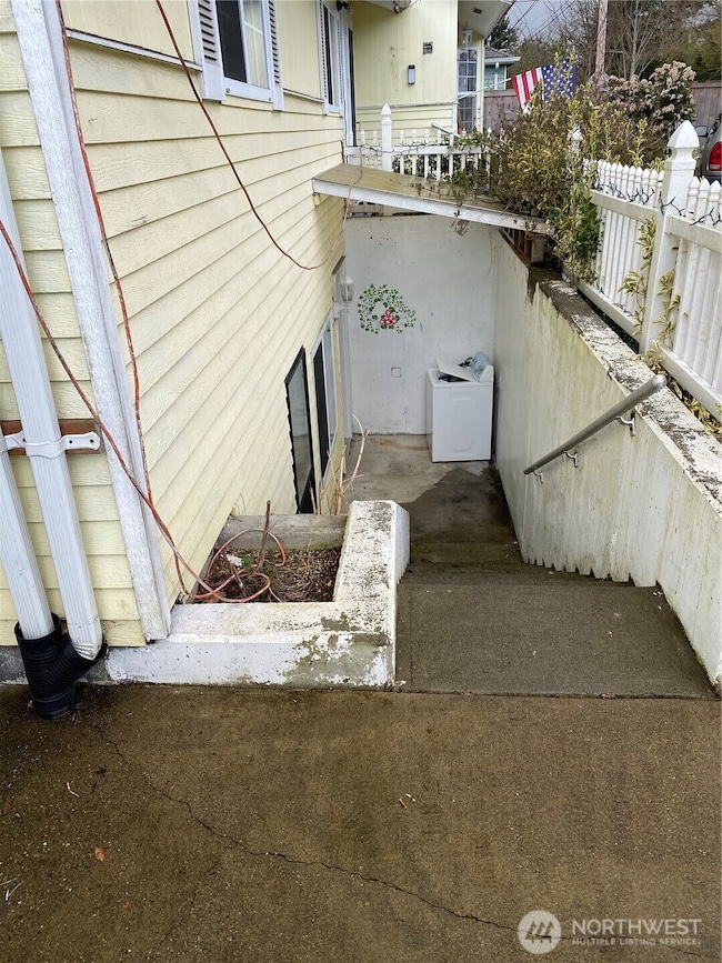 313 NE 185th St unit Lower, Shoreline, WA 98155 - photo 2