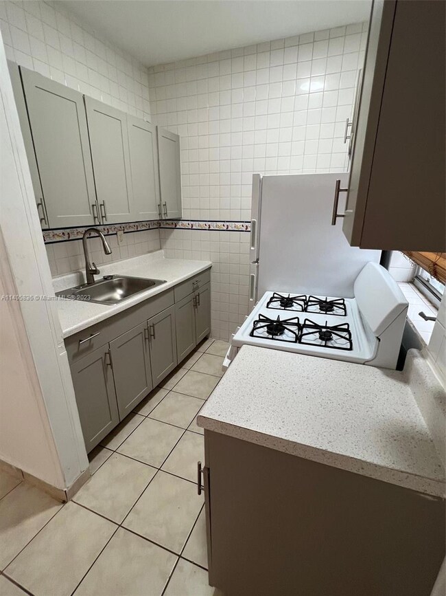 215 30th St unit 1, Miami Beach, FL 33140 - photo 5