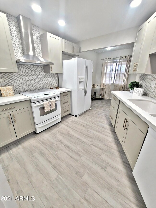 10880 W Thunderbird Blvd, Sun City, AZ 85351 - photo 6