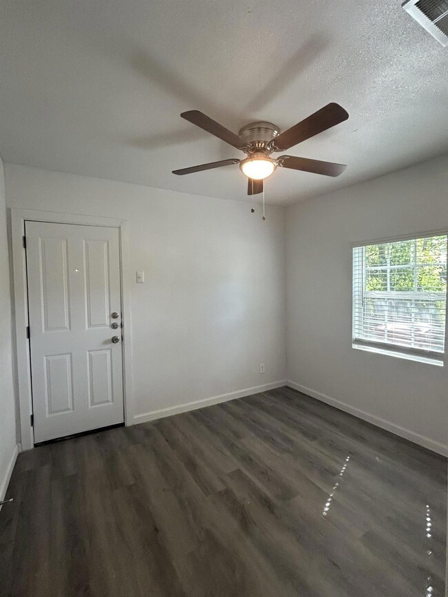 219 S 4th St, Bonham, TX 75418 - photo 3