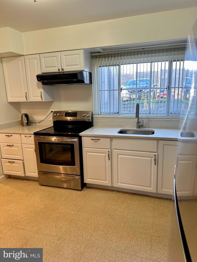 14471 Saint Germain Dr, Centreville, VA 20121 - photo 5