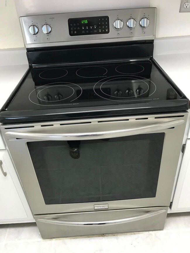 N 16TH LN NEW STAINLESS CONVECTION RANGE