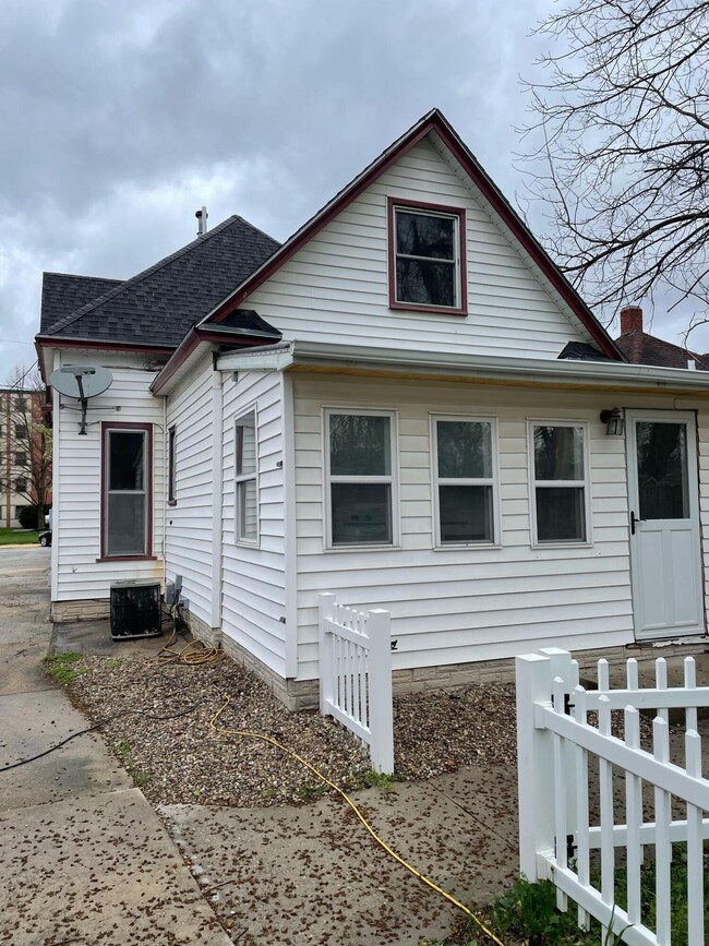 708 W Summit Ave, Shenandoah, IA 51601 - photo 2