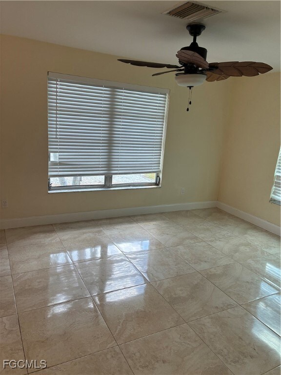 Living room w/ ceiling fan
