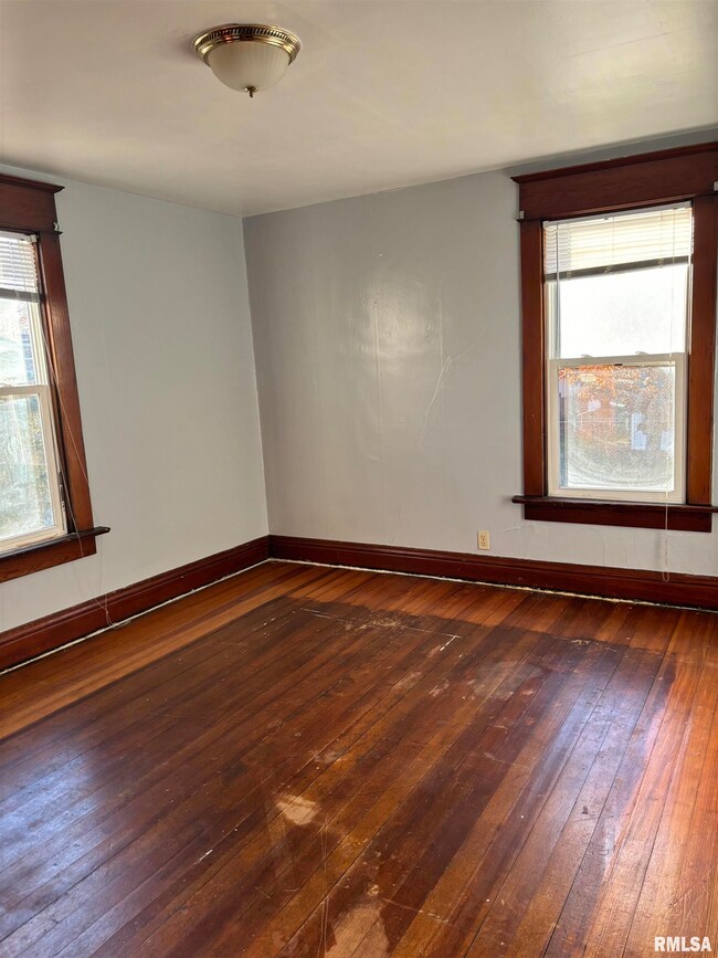 1711 Washington St unit 2, Davenport, IA 52804 - photo 7