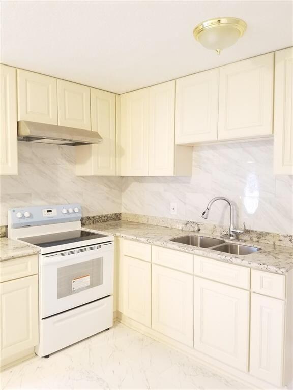 Beautiful Kitchen with granite counter tops!