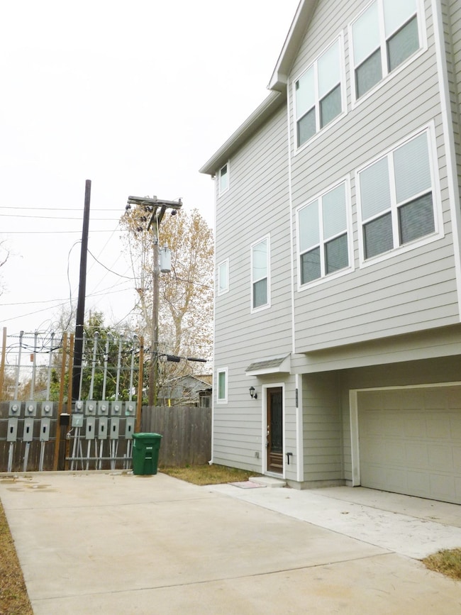 6625 N Main St unit D, Houston, TX 77009 - photo 4