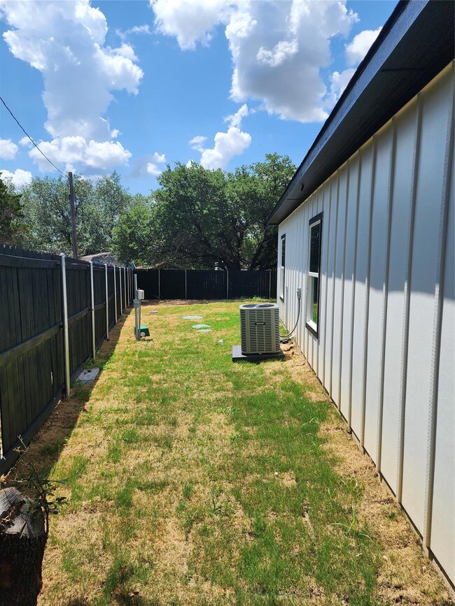 1305 Phoenix Ct, Granbury, TX 76048 - photo 3