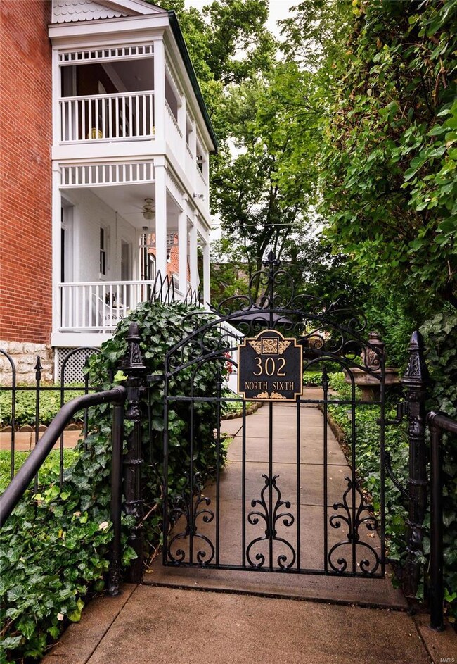 Elegant Monroe St side entranceway