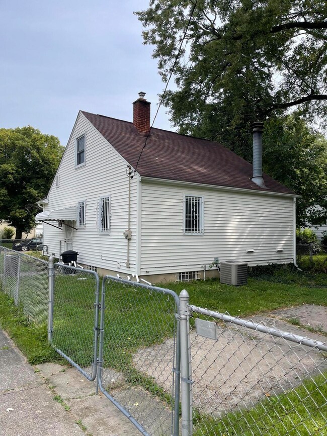 1329 Vermilya Ave, Flint, MI 48507 - photo 2