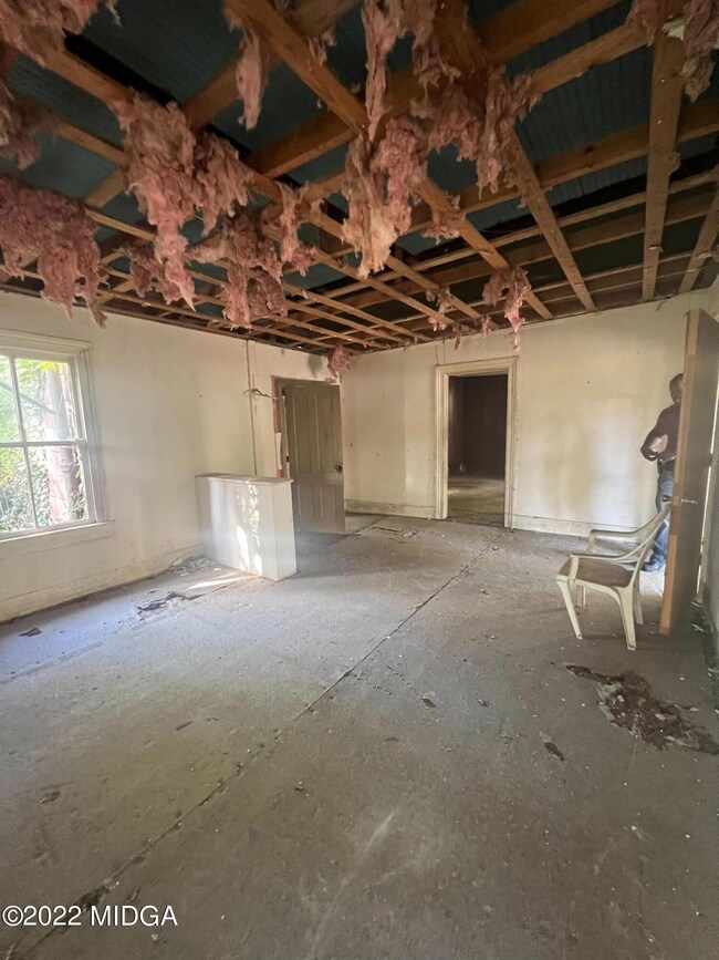 1139 Bartlett inside