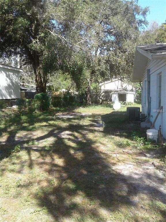 Large side yard to park your boat or an RV