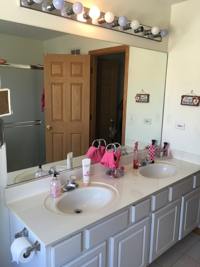 979 Symphony Dr unit 2223, Aurora, IL 60504 - photo 4