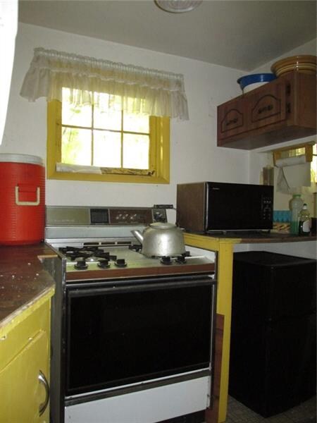 There is a propane tank for the gas stove but no o
