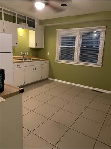 Spacious kitchen with cabinet builtins