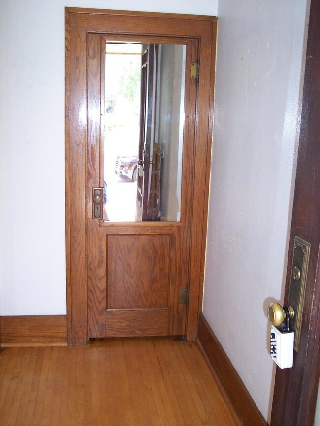 410 3rd Ave E<|><|>