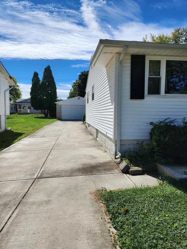 3977 Lynward Rd, Columbus, OH 43228 - photo 4