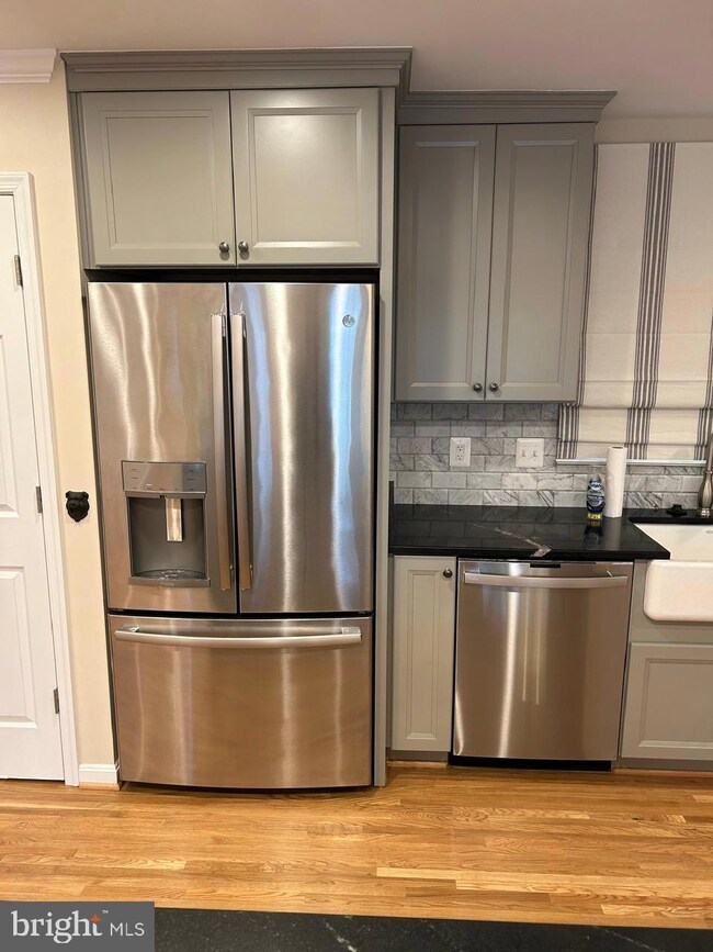 9238 Kristin Ln, Fairfax, VA 22032 - photo 3