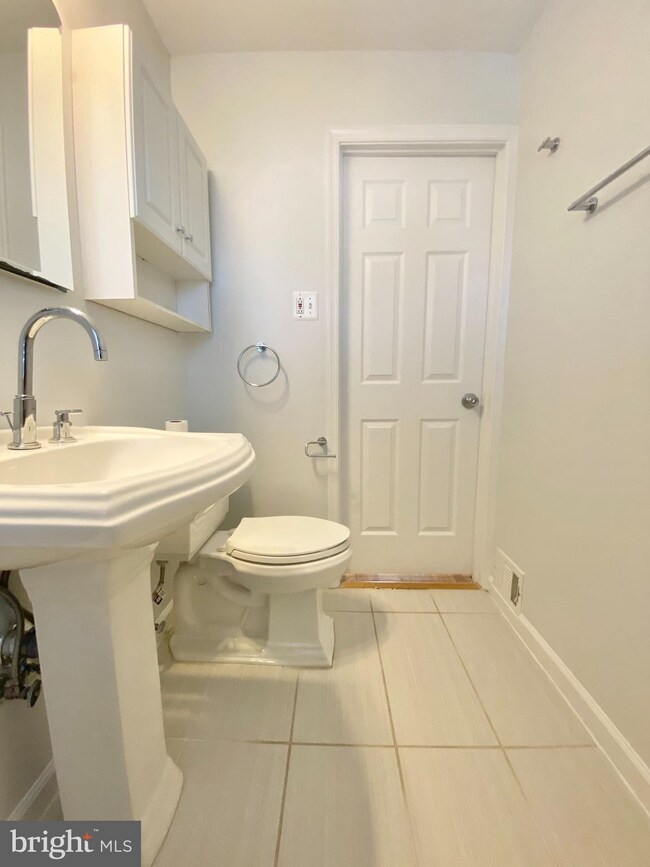 2232 Rollins Dr, Alexandria, VA 22307 - photo 7